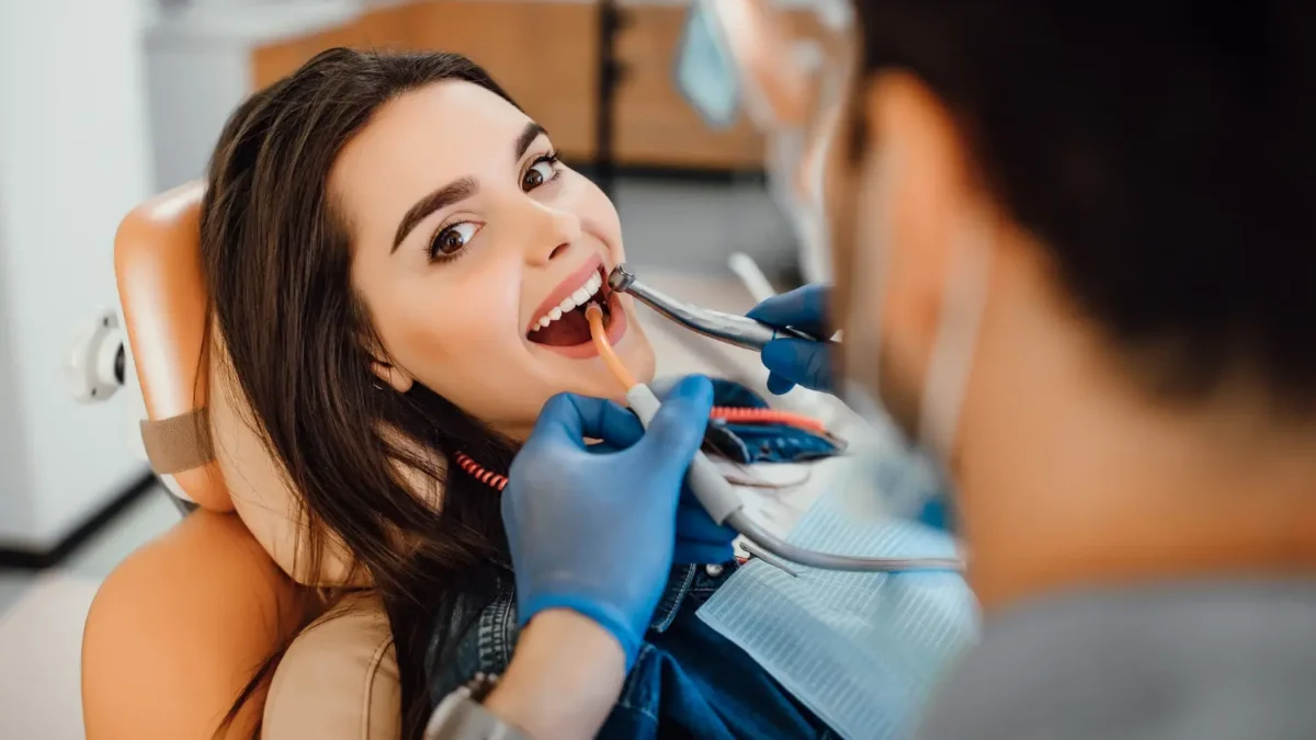 Mulher fazendo procedimento de odontologia estética