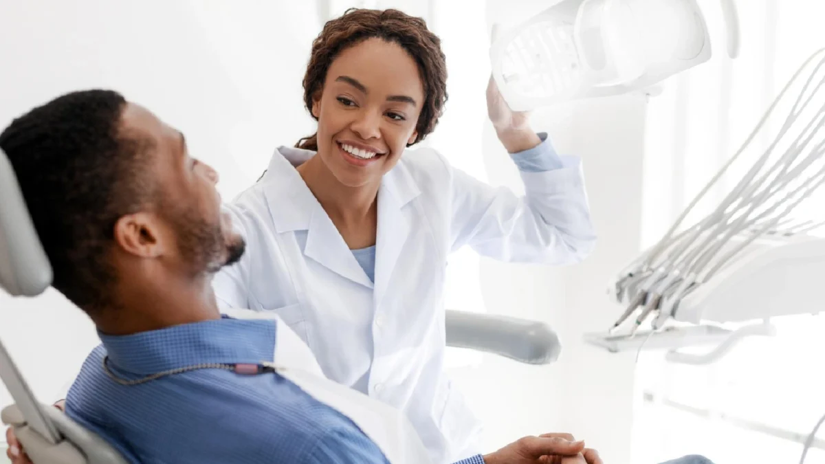 Dentista realizando o atendimento de um cliente do bairro Aclimação