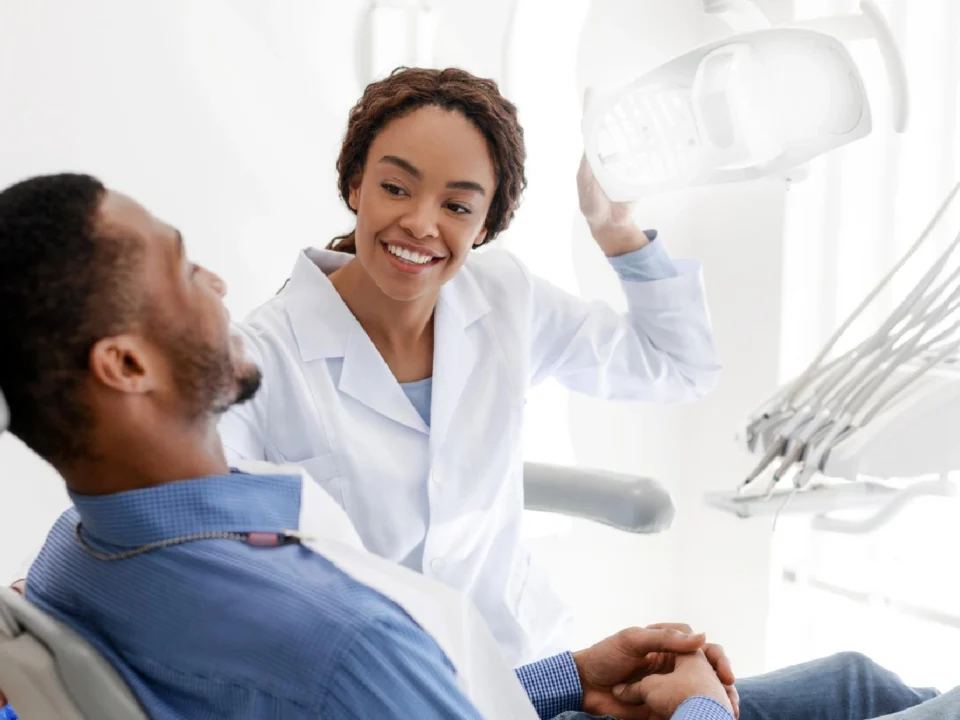 Dentista realizando o atendimento de um cliente do bairro Aclimação