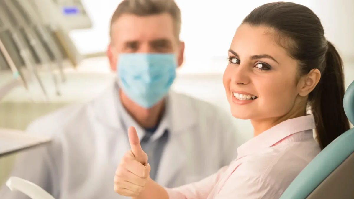 Dentista realizando o atendimento de um cliente do bairro Cambuci