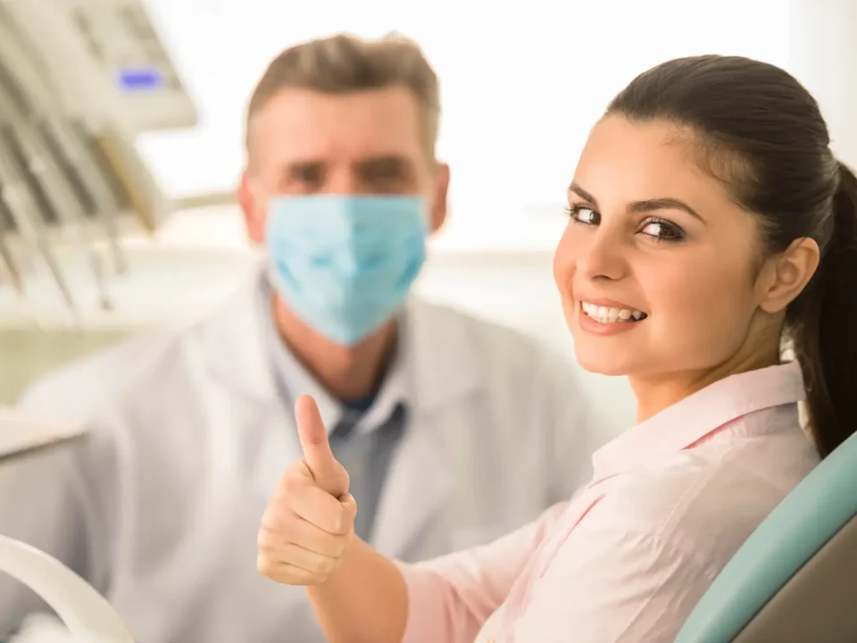 Dentista realizando o atendimento de um cliente do bairro Cambuci