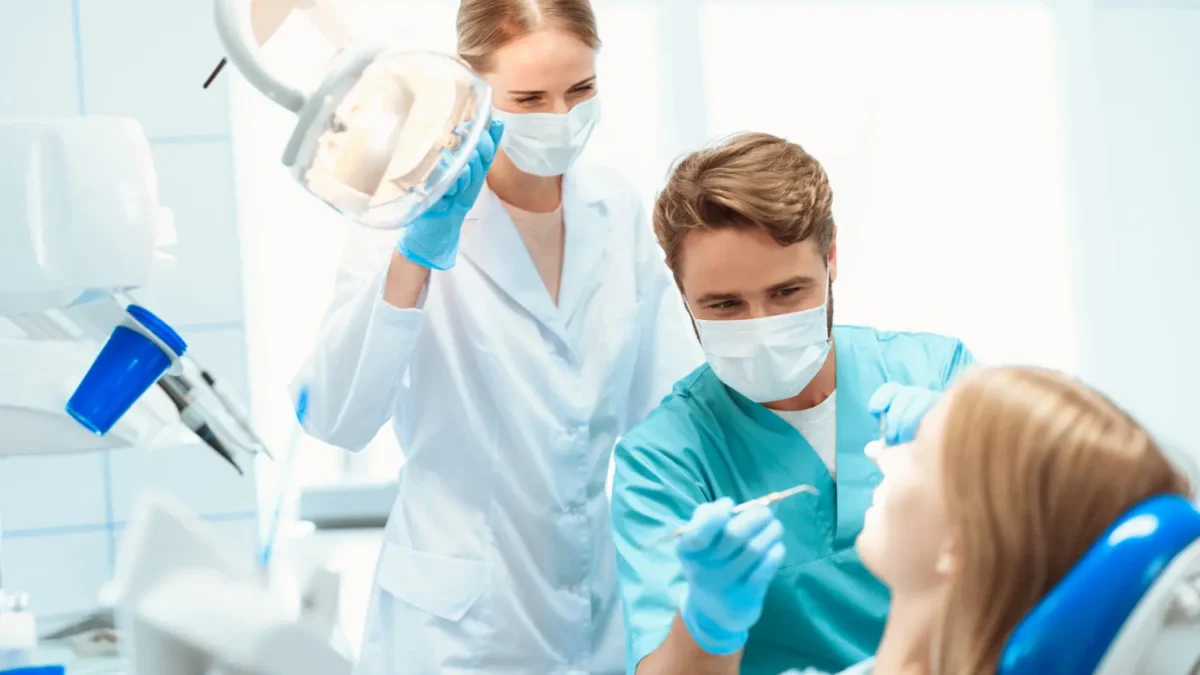 Dentista realizando o atendimento de um cliente do bairro Ipiranga SP