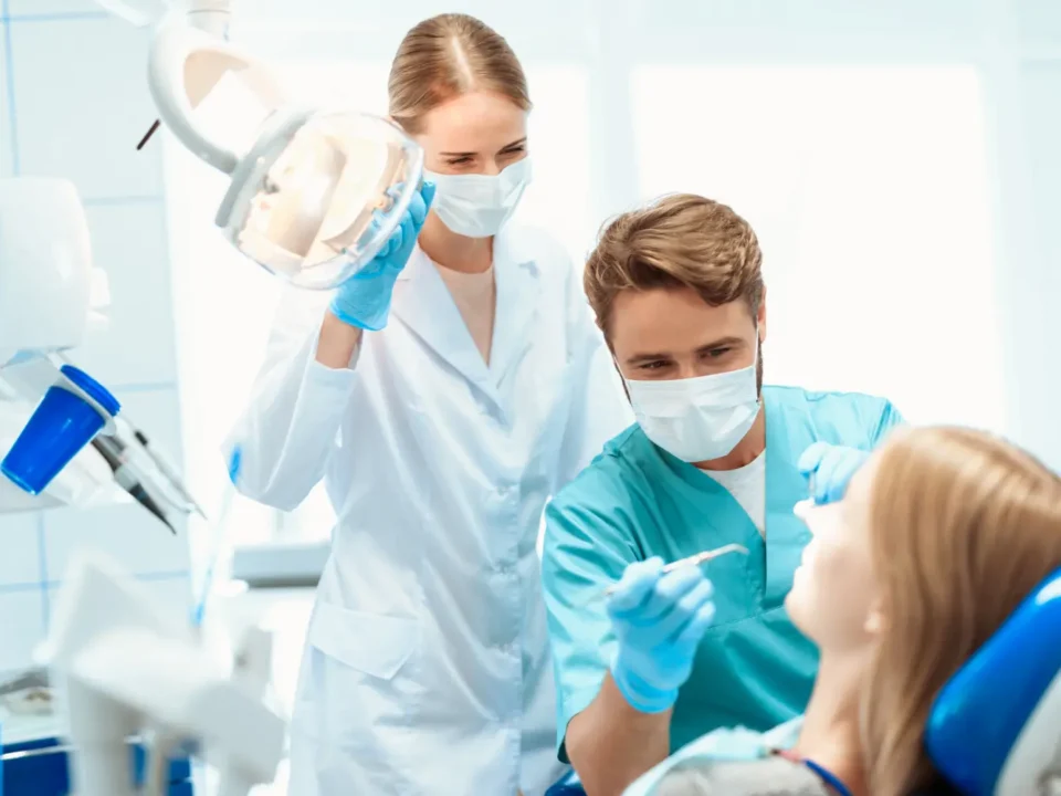 Dentista realizando o atendimento de um cliente do bairro Ipiranga SP