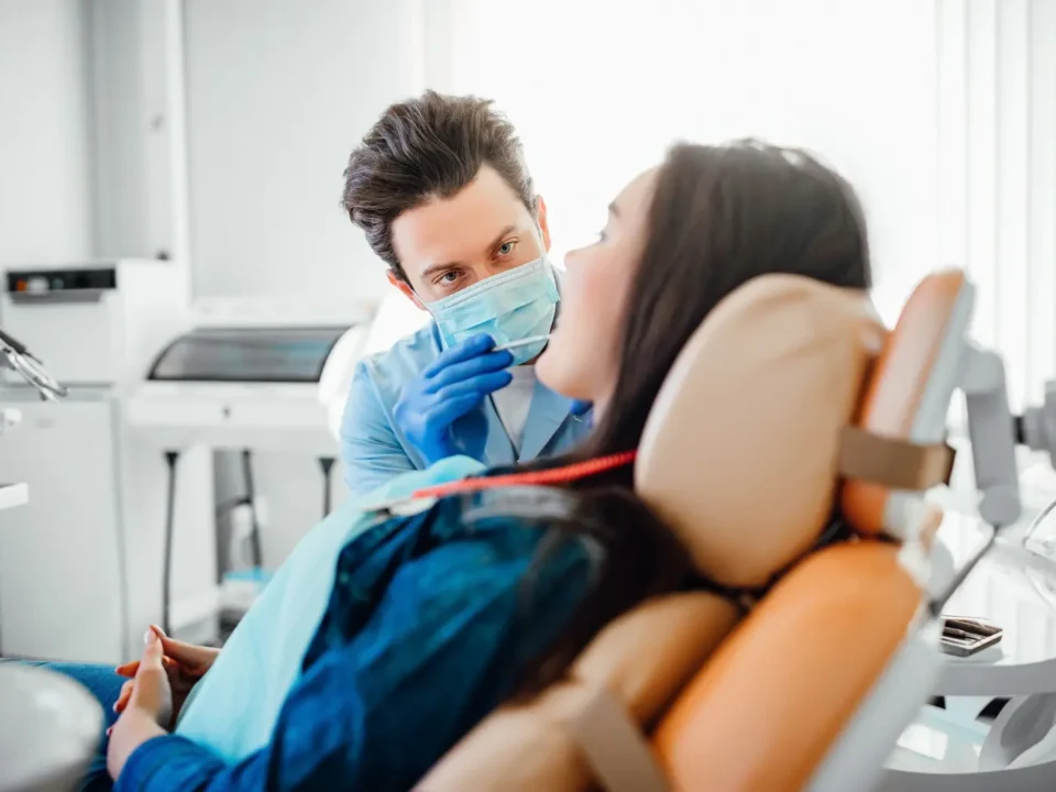 Pessoa no dentista tratando disfunção temporomandibular