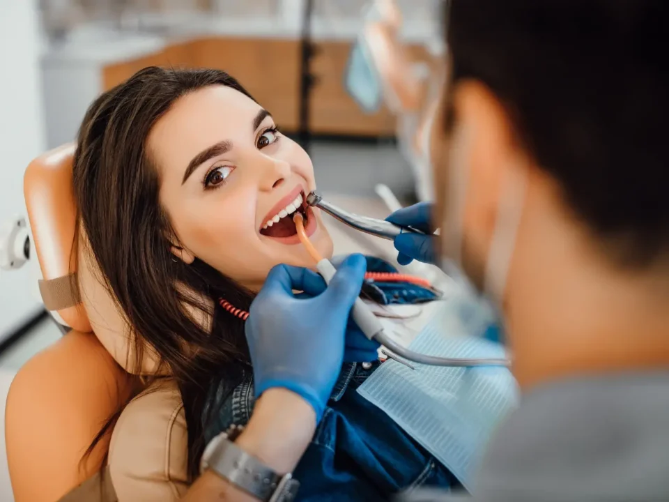 Mulher fazendo procedimento de odontologia estética